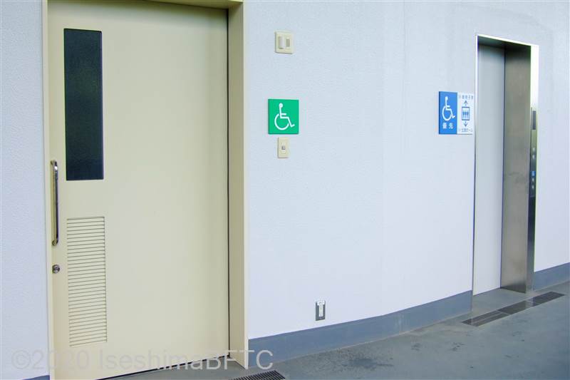 倉田山公園野球場　車いす対応トイレ入口外観