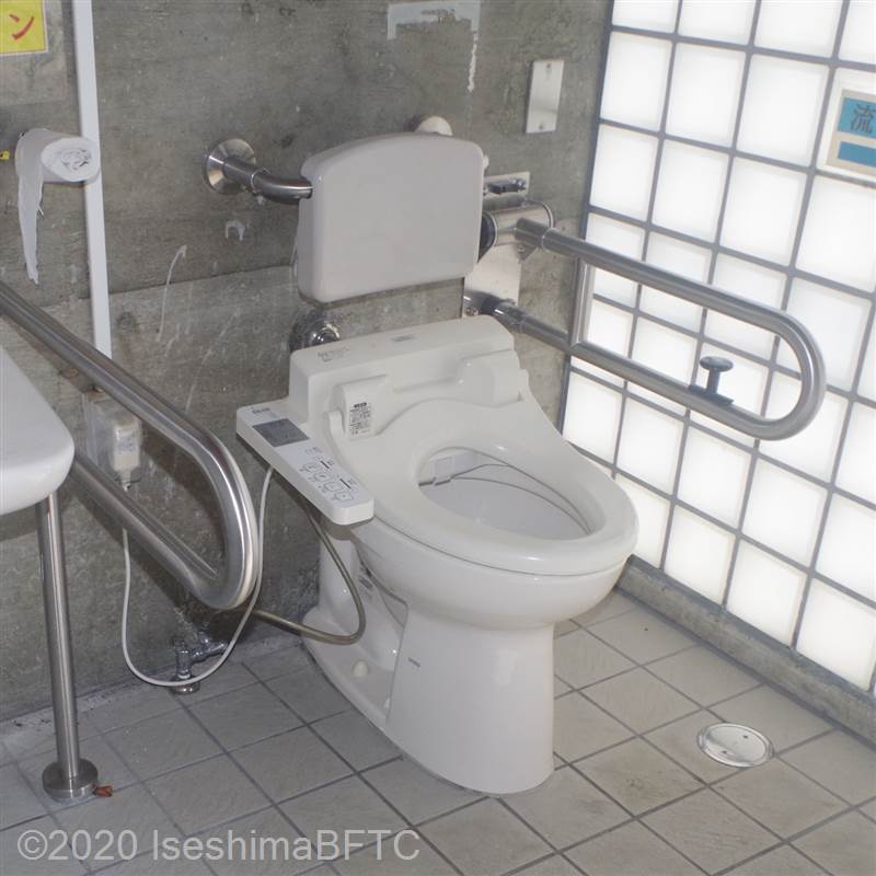 倉田山公園公衆トイレ　車いす対応トイレ