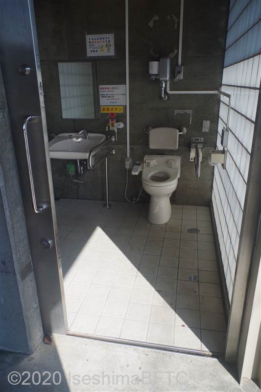 倉田山公園公衆トイレ　車いす対応トイレ入口