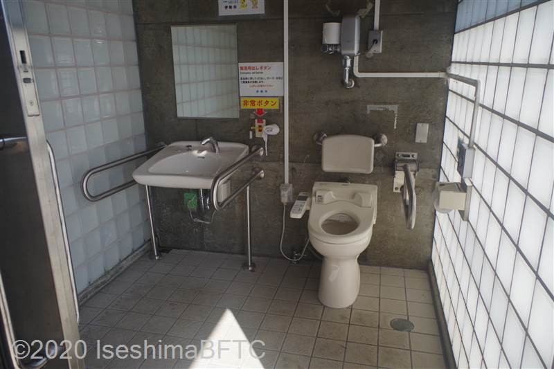 倉田山公園公衆トイレ　車いす対応トイレ内部