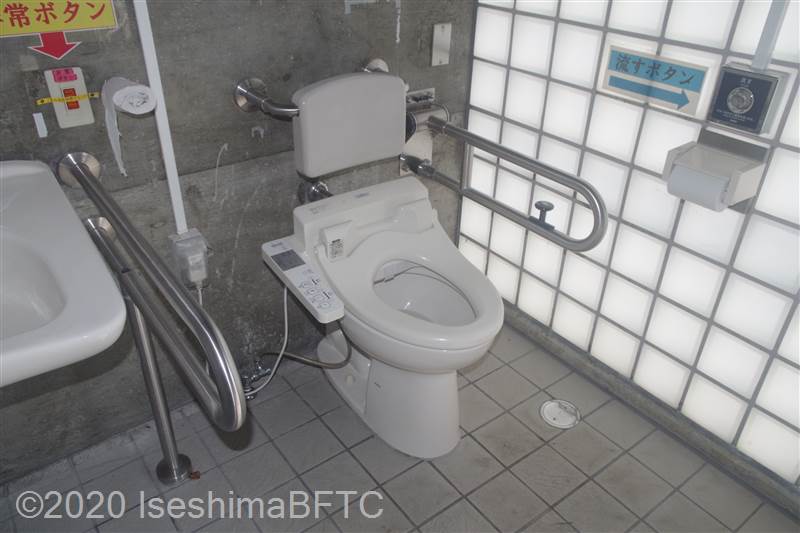 倉田山公園公衆トイレ　車いす対応トイレ便器まわり