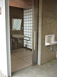 船江公園車いす対応トイレ入口