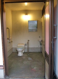 中央公園車いす対応トイレ内部