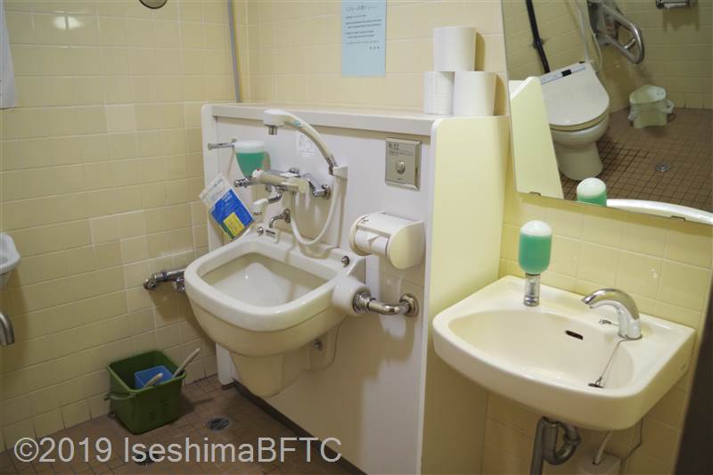 伊勢市福祉健康センター1階車いす対応トイレ　オストメイトと手洗い