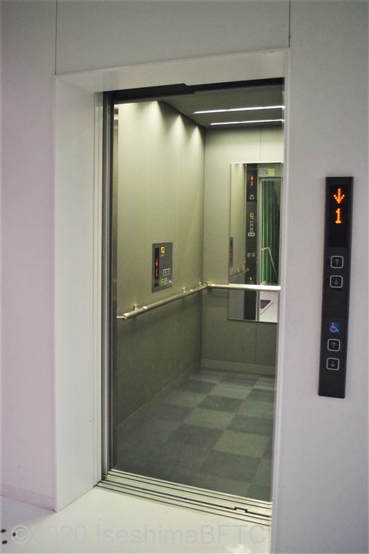 伊勢フットボールヴィレッジ　2階へのエレベーター