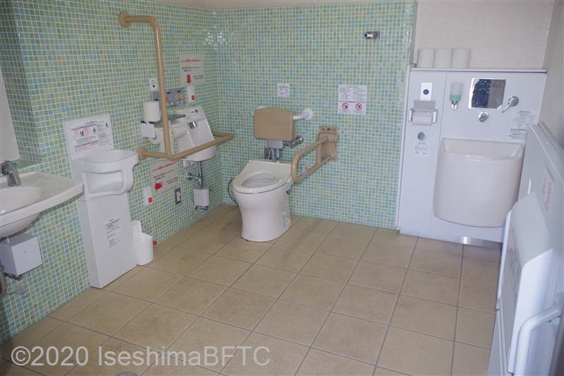 伊勢フットボールヴィレッジC・Dピッチ駐車場トイレ棟　車いす対応トイレ内部