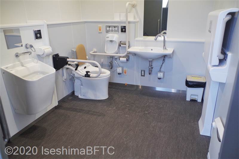 三重県営陸上競技場　M11〜13入口横車いす対応トイレ内部