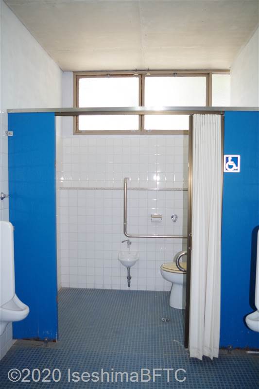 三重県営体育館　男性用トイレ内車いす対応トイレ入口