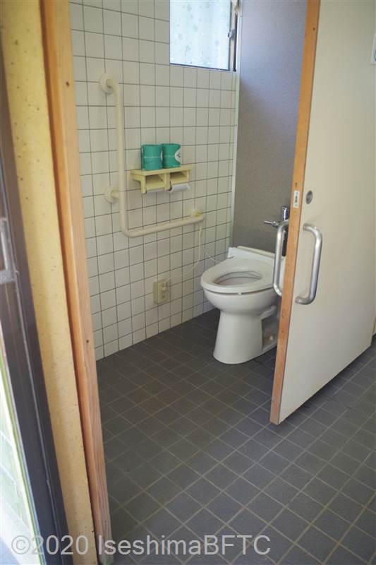 金剛證寺　駐車場トイレ　男性用トイレ個室入口
