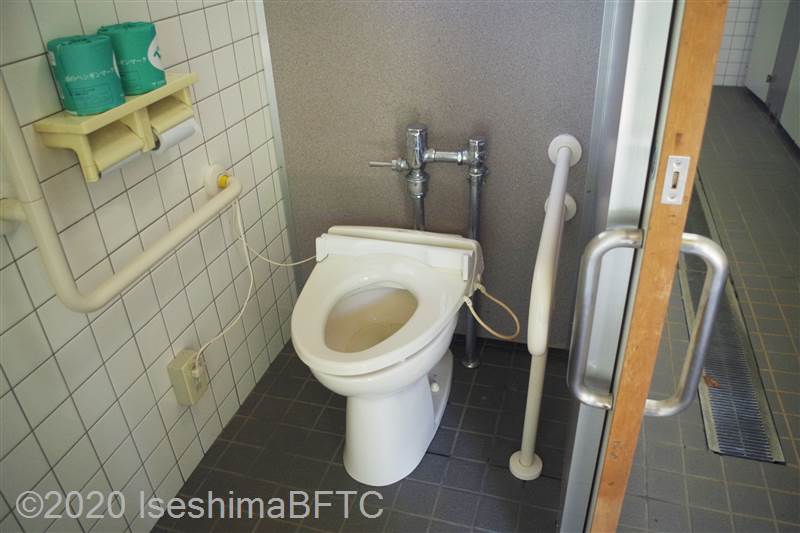 金剛證寺　駐車場トイレ棟　男性用トイレ内部