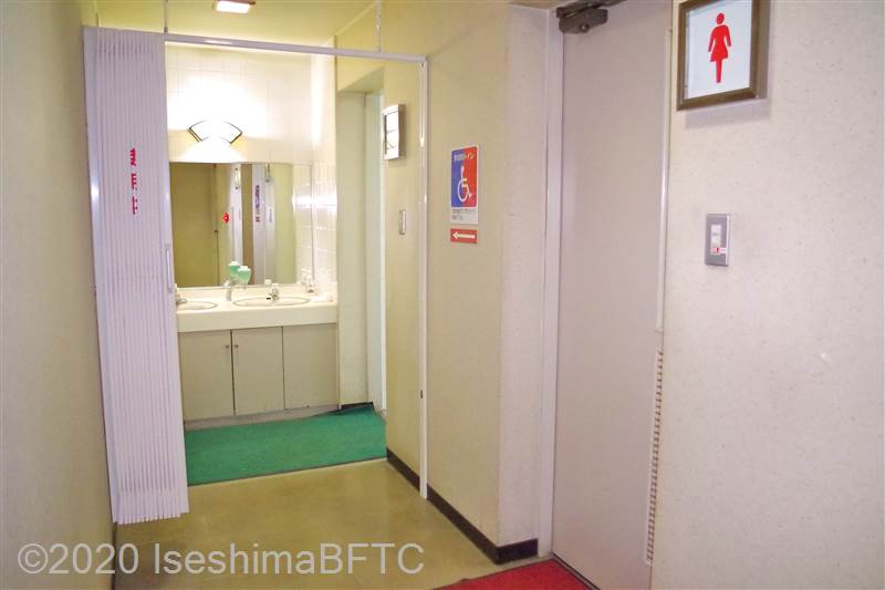 めおと横丁2階男性用トイレ兼車いす対応トイレ入口