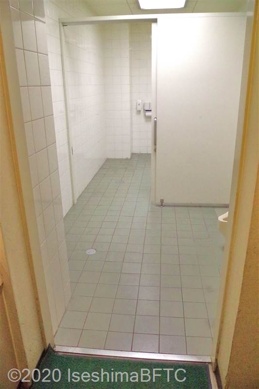めおと横丁2階男性用トイレ兼車いす対応トイレ内部