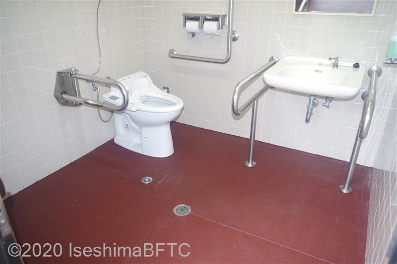 伊勢忍者キングダム　1層授乳室横車いす対応トイレ内部