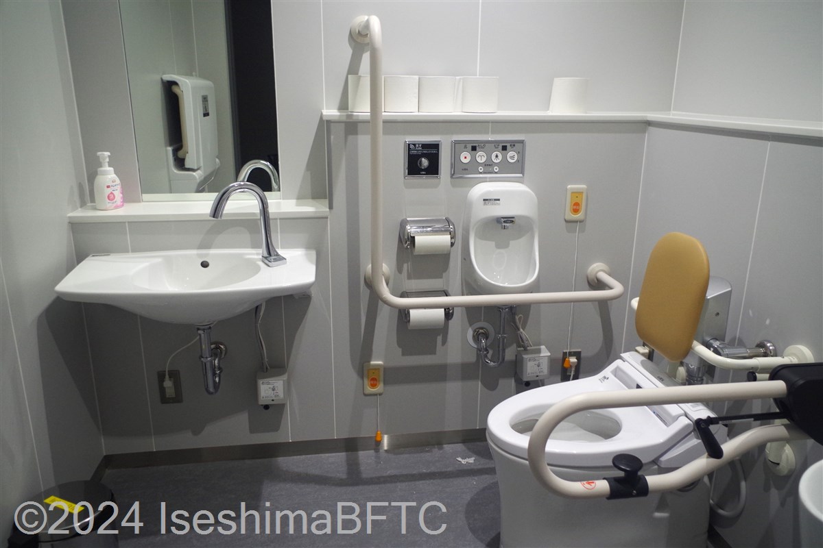 三重県営陸上競技場管理棟1階車いす対応トイレ　便器と洗面台