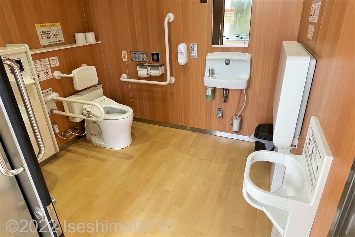 道の駅伊勢志摩車いす対応トイレ　入口からみて左奥に、よこ置きに便器。入口からみて正面に小さな手洗い
