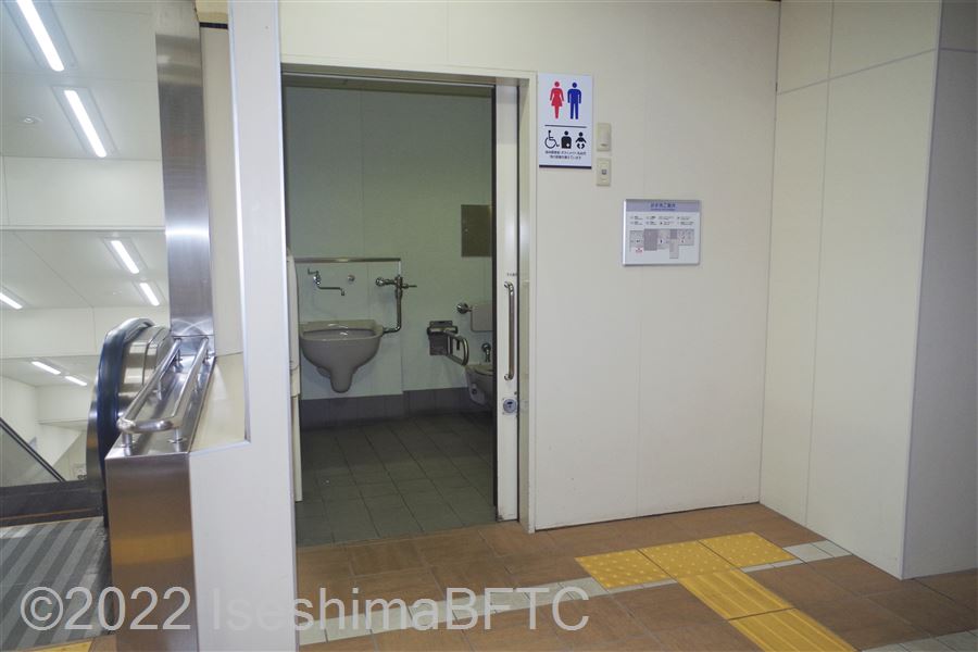 近鉄賢島駅車いす対応トイレ入口