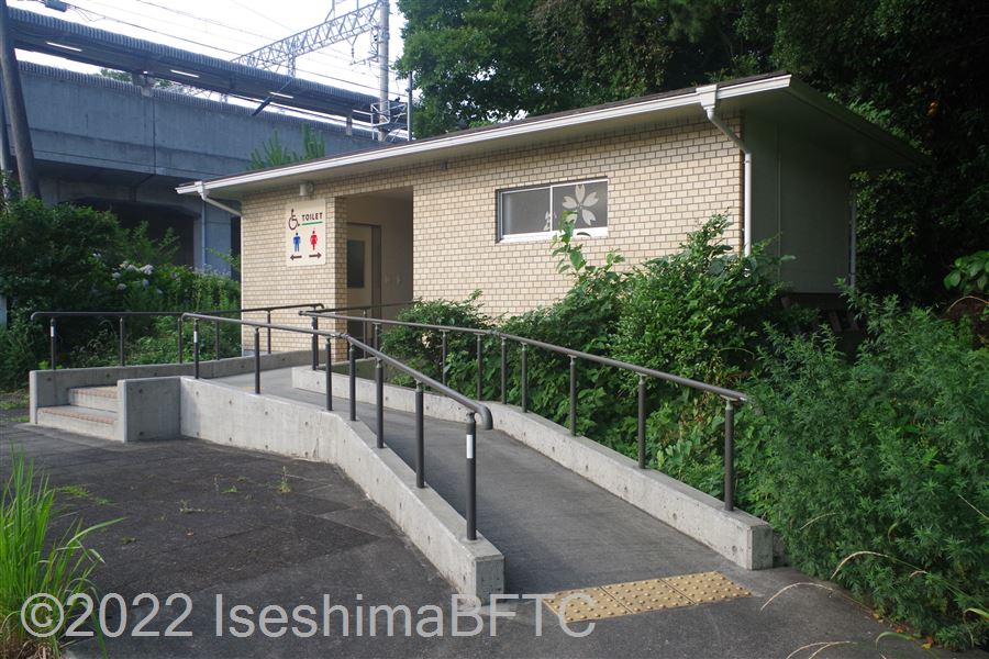 賢島駅南口駐車場トイレ棟入口スロープ