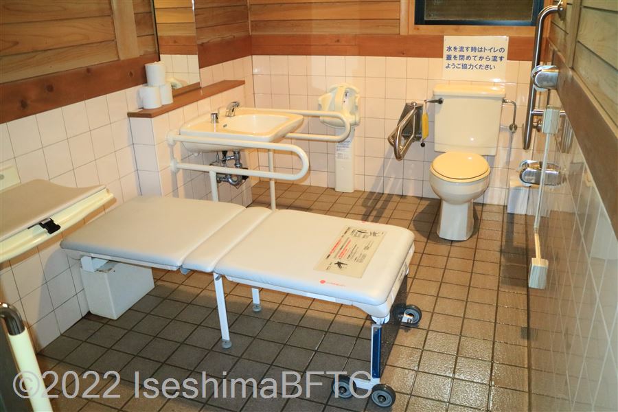 横山ビジターセンター車いす対応トイレ　ユニバーサルシートを広げた室内のようす