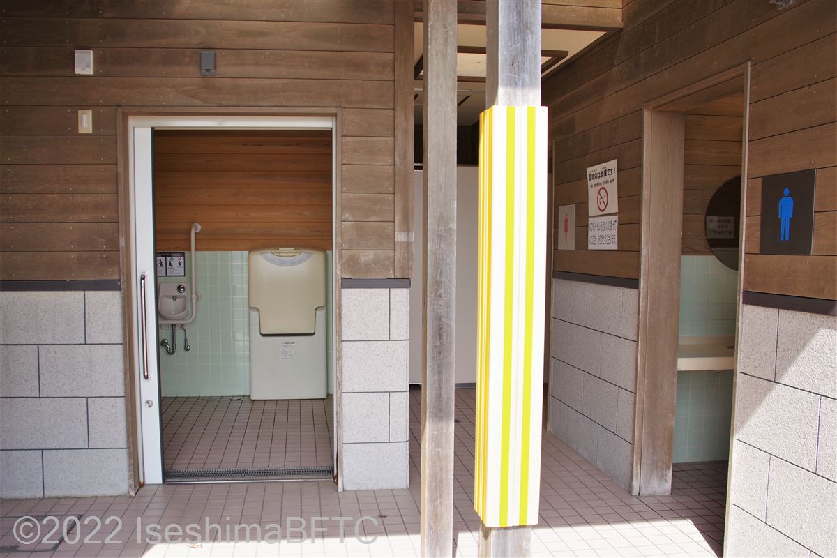 横山展望台駐車場車いす対応トイレ入口