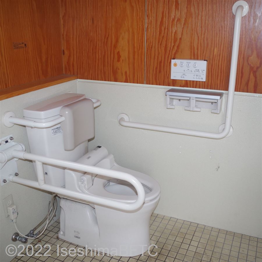 安乗浦の浜公衆トイレ車いす対応トイレ