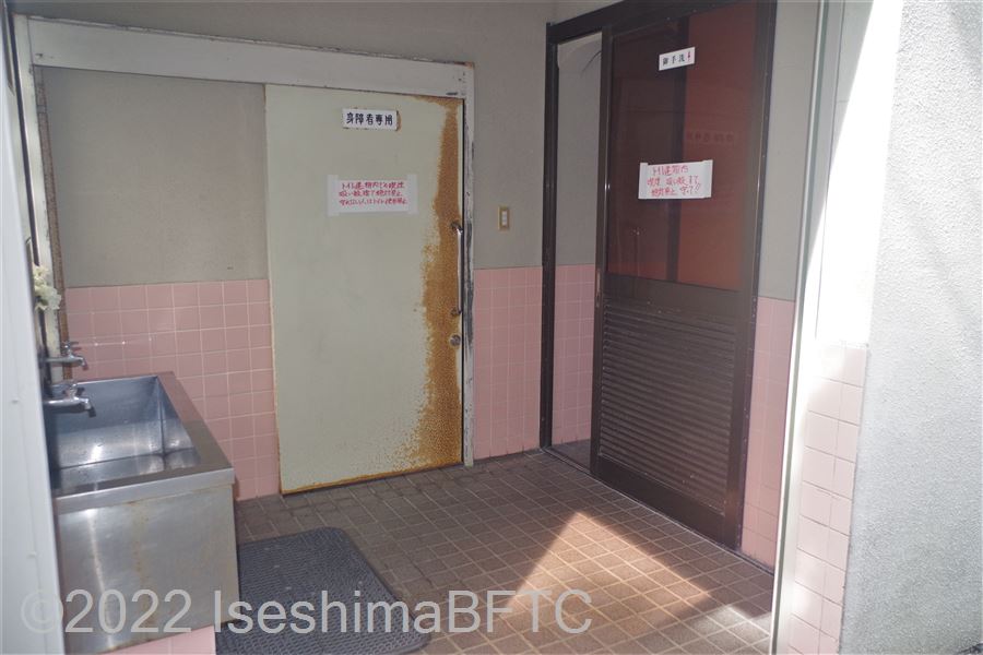 大王崎観光駐車場公衆トイレ　女性用トイレと車いす対応トイレ入口
