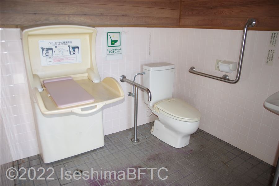 和具　広の浜車いす対応トイレ内部　入口からみて右奥に、たて置きに便器。入口からみて右手前に洗面台