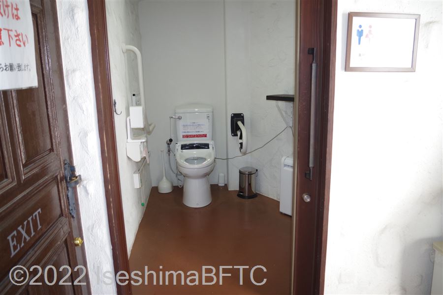 志摩地中海村　フロント横車いす対応トイレ入口