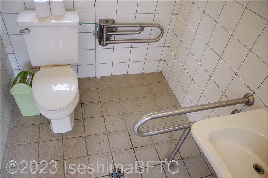 黒崎小公園車いす対応トイレ　便器と洗面台手すりの位置関係