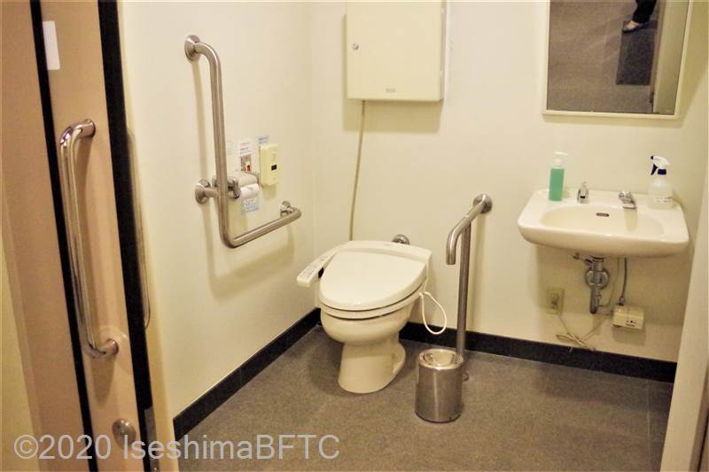 御木本幸吉記念館トイレ　入口からみて左奥に、たて置きに便器。入口正面に洗面台
