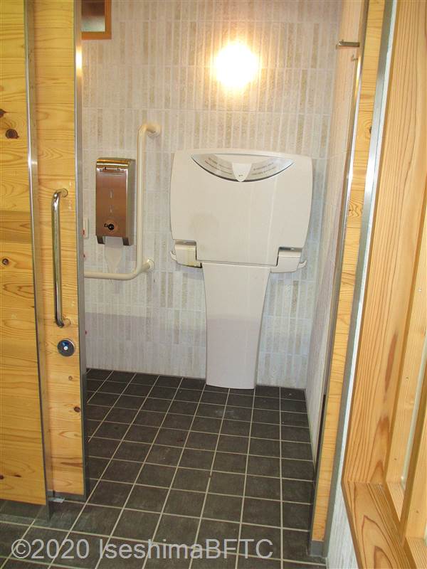 城山公園公衆トイレ　男性用個室入口