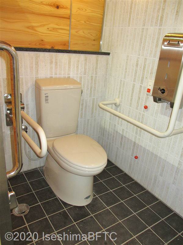 城山公園公衆トイレ　男性用個室内部