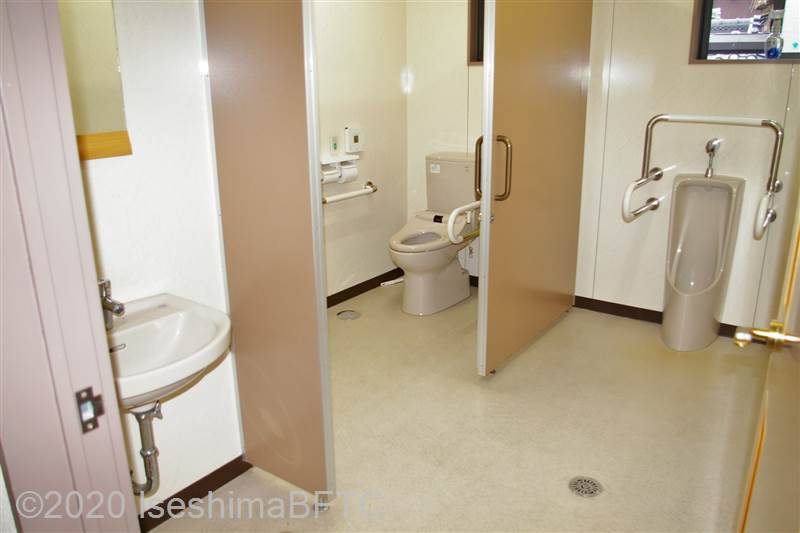 相差海女文化資料館男性用トイレ内部　入口正面に小便器、左奥に個室
