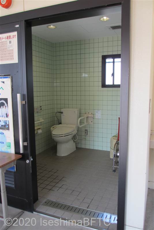 神島定期船待合所車いす対応トイレ　入口