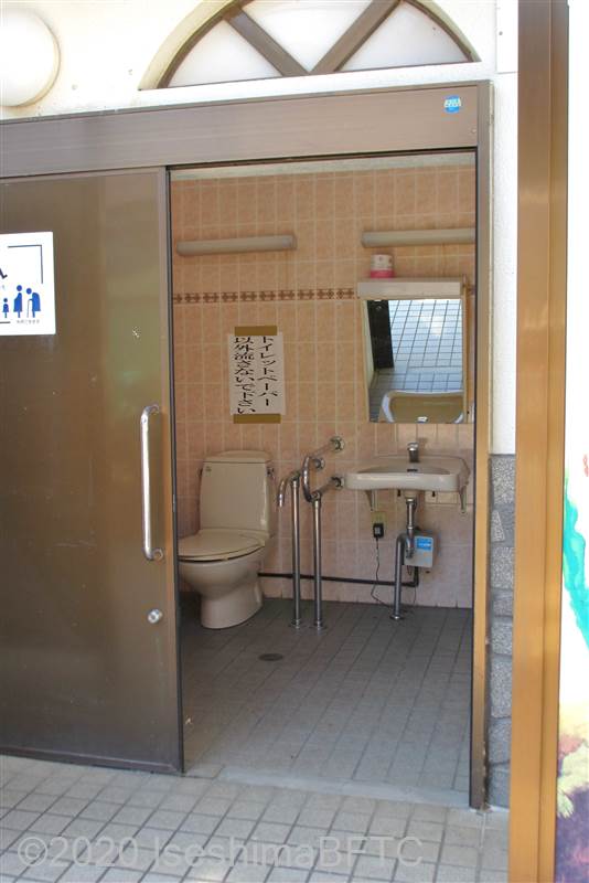 神島港車いす対応トイレ　入口
