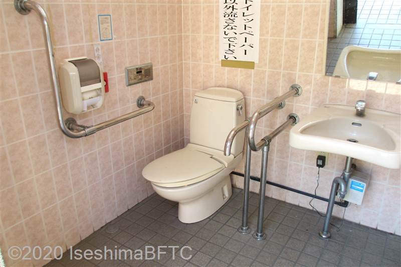神島港車いす対応トイレ　便器まわり