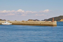 小浜漁港　赤灯台の突堤
