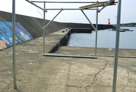 国崎漁港　左側堤防入口段差