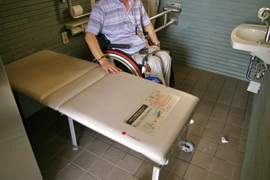 国崎漁港　車いす対応トイレ内介護ベッド