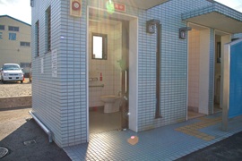 中之郷桟橋公衆トイレ　車いす対応トイレ入口