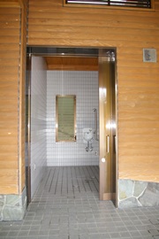 贄浦漁港公衆トイレ　車いす対応トイレ入口